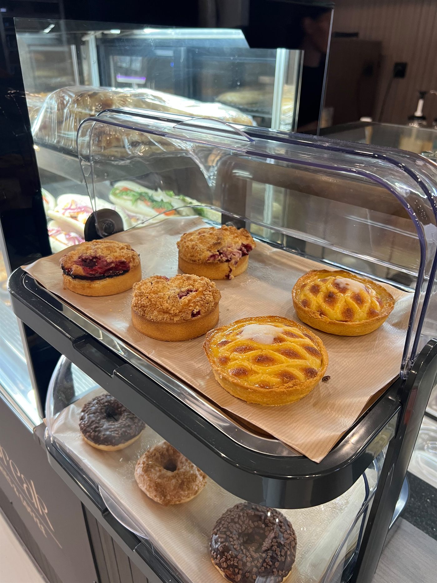 Verse taartjes en donuts in de toonbank
